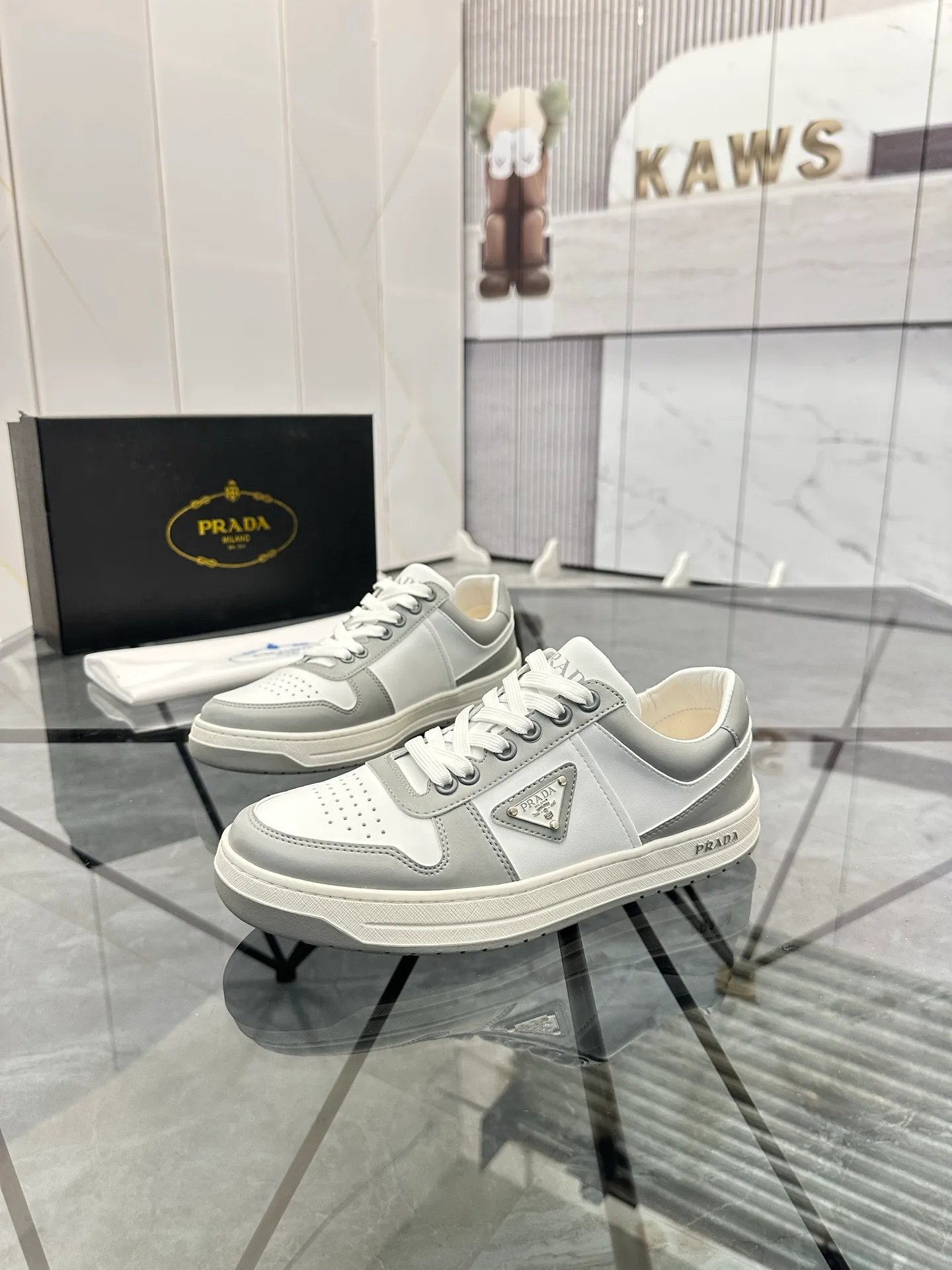 Men's shoes: 💰P400¥ Product trademark: Prada *"Prada*" low-top casual shoes Regular size: 38-44 (can be customized to 45) Product materials: imported cowhide upper, sheepskin lining, original outsole. Number: 020